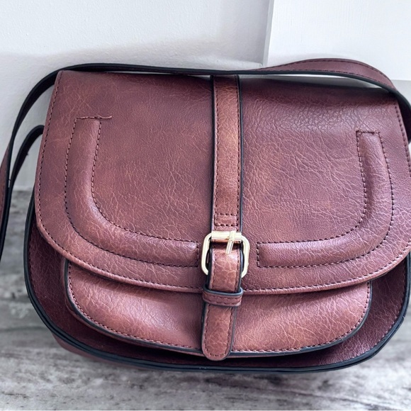 Undefined Handbags - Vegan Leather-Style Saddle Crossbody Bag in Brown